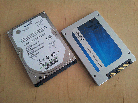 SSD nachrüsten: Der schnelle Flash-Speicher in Form einer Crucial MX100 soll die betagte Magnetfestplatte Seagate Momentus 5400.4 in meinem alten Notebook ablösen
