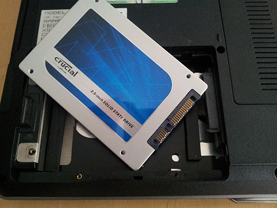 SSD Festplatte einbauen: Das neue Solid State Drive findet ihren Platz im Einbauschacht des Notebooks, wo früher die HDD ihre Dienste verrichtete