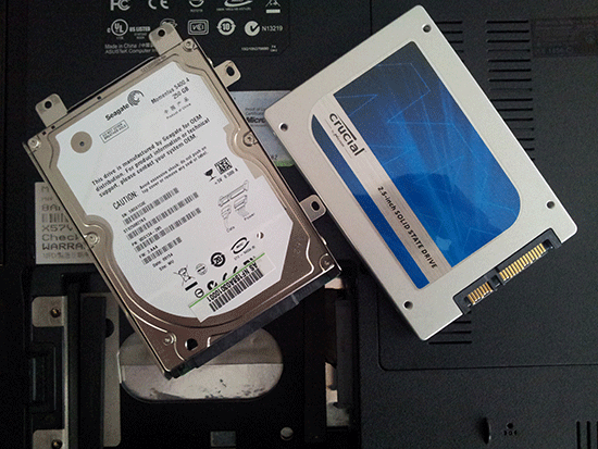SSD einbauen: Links ist die alte Magnetfestplatte mit dem Halterrahmen aus dem Notebook und rechts die neue SSD, die ihren Platz einnimmt 