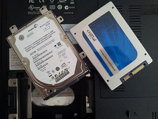 SSD einbauen: Links ist die alte Magnetfestplatte mit dem Halterrahmen aus dem Notebook und rechts die neue SSD, die ihren Platz einnimmt