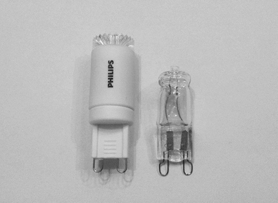 Vergleich Philips LED Lampe G9 und Noname Halogen Lampe: Die LED Lampe fällt deutlich größer aus, bei Kaufinteresse sollte man die Leuchte also zunächst ausmessen